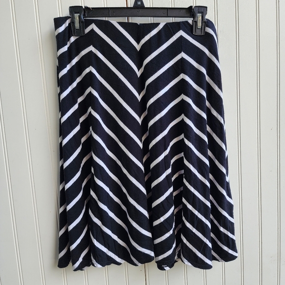 Max Studio Black White Chevron Stripe Skirt Knee Length Pull On Women's Sz M - Picture 1 of 8